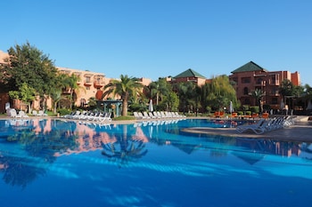 Piscine intérieure, piscine extérieure, parasols, chaises longues