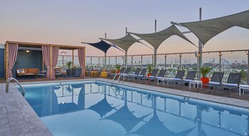 Serves breakfast and lunch