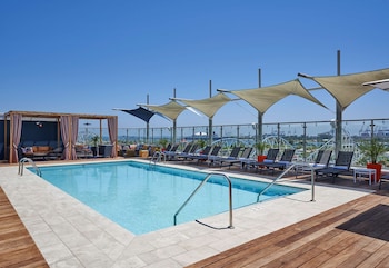 Serves breakfast and lunch