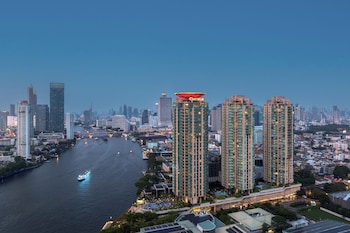 Een buitenzwembad, parasols voor strand/zwembad