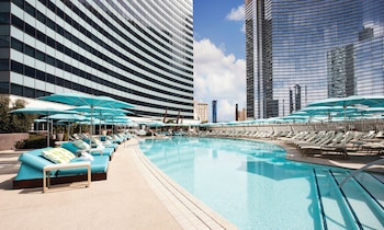 Alberca al aire libre por temporada y camas balinesas (con cargo)