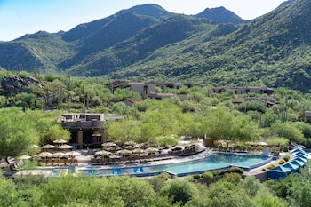 3 outdoor pools, pool umbrellas, sun loungers