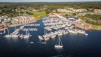 Couples treatment rooms, sauna, hot tub, steam room, hot springs