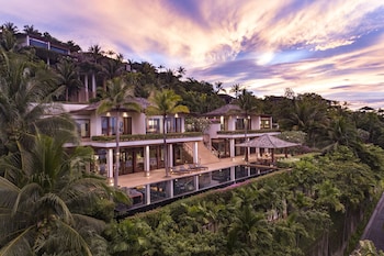 Lunch, dinner, brunch served; pool views 