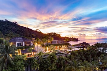 Dîner, souper et brunch servis sur place, vue sur la piscine 