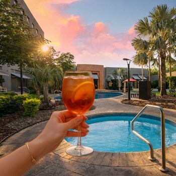 Vista frontal de la propiedad por la tarde o noche