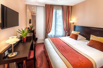 Habitación doble estándar | Minibar, caja de seguridad en la habitación y escritorio