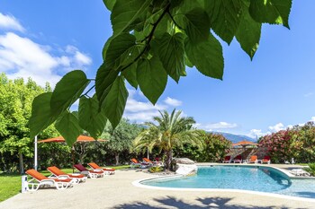 Seasonal outdoor pool, pool umbrellas, sun loungers