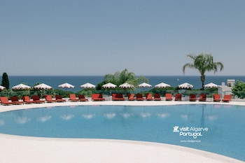 2 piscines extérieures, parasols de plage, chaises longues