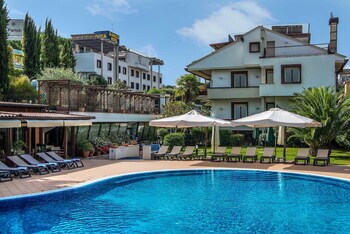 Piscine extérieure, parasols de plage, chaises longues