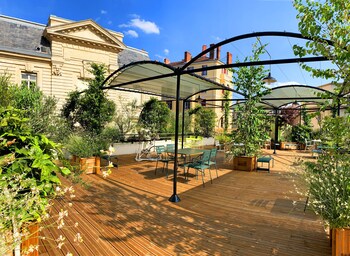 3ème Cycle Double Room | Terrace/patio