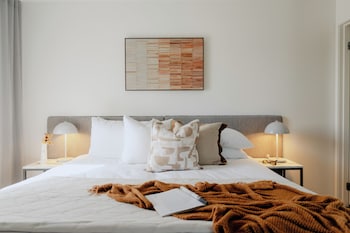 Two Bedroom Apartment | Bathroom | Shower, free toiletries, hair dryer, towels