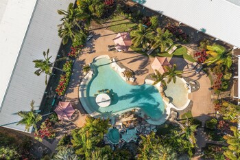 4 piscines extérieures, parasols, chaises longues