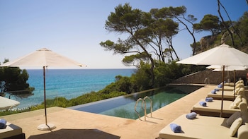 2 albercas al aire libre y camastros 