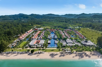 4 bars/lounges, 2 swim-up bars, 2 poolside bars, beach bar