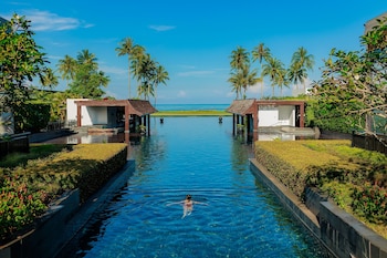 4 bar/ruang istirahat, 2 bar renang naik, 2 bar tepi kolam, bar pantai