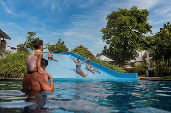 4 bars/lounges, 2 swim-up bars, 2 poolside bars, beach bar