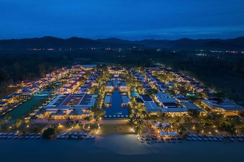 4 bars/lounges, 2 swim-up bars, 2 poolside bars, beach bar