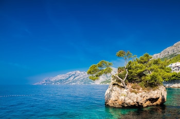 En la playa, camastros, sombrillas y buceo 