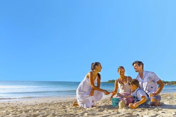 5 outdoor pools, pool umbrellas, sun loungers