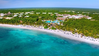 5 piscines extérieures, parasols, chaises longues