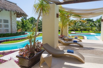 5 outdoor pools, pool umbrellas, sun loungers
