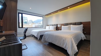 Chambre supérieure avec lits jumeaux | Literie de qualité, minibar, coffre-fort, bureau