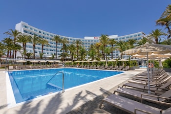 3 bars-salons, bar attenant Ă la piscine