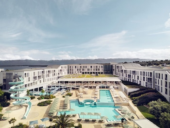 Piscine couverte, 3 piscines extérieures, parasols de plage