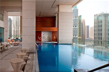 Piscine extérieure, chaises longues