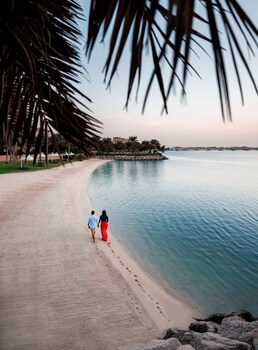 Een privéstrand, parasols, strandlakens