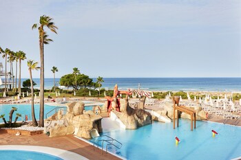 Seasonal outdoor pool, pool umbrellas, sun loungers