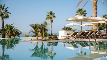 2 bars/lounges, swim-up bar, poolside bar