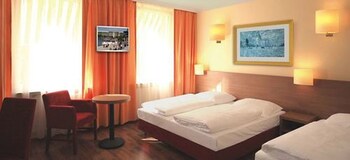 Quadruple Room | Hypo-allergenic bedding, desk, iron/ironing board, rollaway beds
