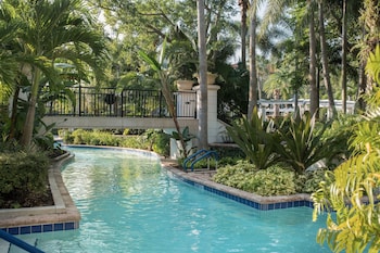 2 piscines a l'aire lliure, cabanes (de pagament) i para-sols