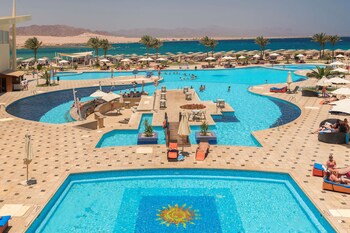 5 piscines extérieures, parasols, chaises longues