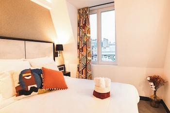 Triple Parisienne | Premium bedding, desk, laptop workspace, soundproofing