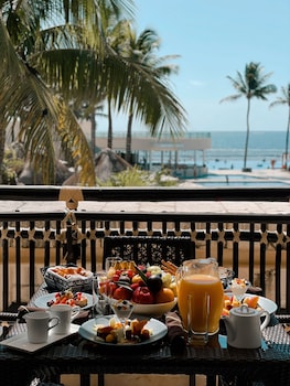 Couples treatment rooms, sauna, hot tub, steam room, body treatments