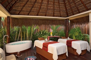 Salas de tratamiento para parejas, sauna y tina de hidromasaje