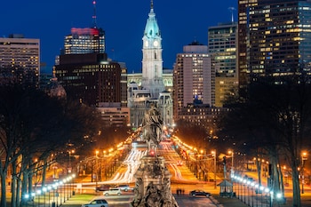 Vista frontal de la propiedad por la tarde o noche