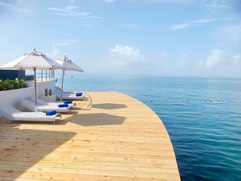 2 udendørs pools, parasoller, liggestole