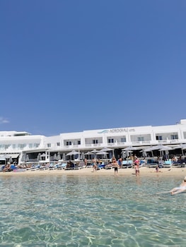 Sur la plage, chaise longue, parasol, serviettes de plage