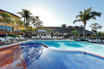 3 albercas al aire libre, sombrillas en la alberca y camastros