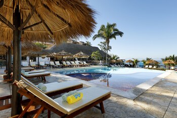 3 piscines extérieures, parasols, chaises longues