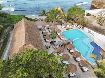 3 piscines extérieures, parasols, chaises longues