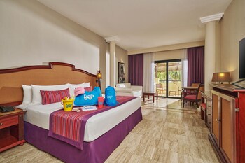 3 outdoor pools, pool umbrellas, sun loungers