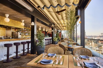 3 restaurants, serveren ontbijt