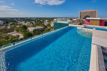 Piscine extérieure, accÚs possible de 8 h à 20 h, parasols