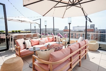 2 bars-salons, bar sur le toit