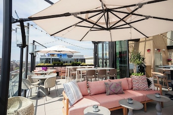 2 bars-salons, bar sur le toit